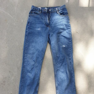 Collusion Blue Jeans 36 - Collusion highwaisted classic mom jean in dark blue 💙 fits size 36. Small paint mark on the back leg but hardly noticeable