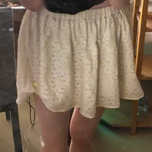 Juicy couture kjol - Jag säljer denna juicy couture kjolen i storlek M tror jag men jag är inte helt säker, har aldrig använt den förr så den e typ som ny. Köparen står för frakten och jag står inte för postens slarv 