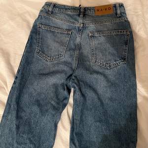 Raka jeans från NA-KD 💓 storlek 34 och är perfekt långa för mig som är ca 168💕 Kolla gärna in mina andra annonser 🥰