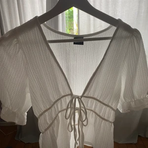 Topp - säljer en jättefin vit topp från gina tricot då den var för liten.  helt oanvänd, endast testad. skriv privat om du har frågor!