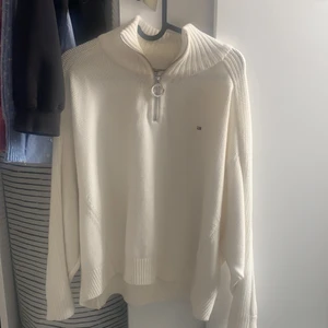 Tommy Hilfiger stickad tröja - Fin stickat tröja från Tommy Hilfiger, strl S. Nyskick! Finns i Falun, kan skickas mot fraktkostnad.