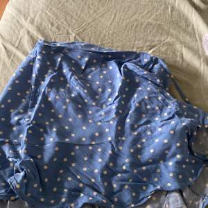 Superfin blå-vit prickig kjol från pull & bear. Är i storlek S, och är helt oanvända. Är i Mycket bra skick! köparen står för frakten <3 Kontakta mig vid några frågor eller intresse! :)  
