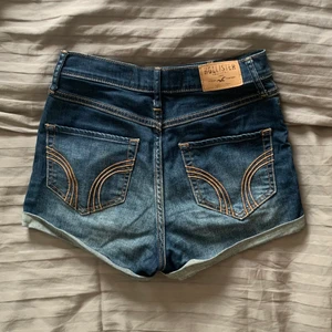 Lågmidjade shorts Hollister - Säljer ett par gamla hollister shorts som är lågmidjade. Hör av dig för mer bilder! Priset kan diskuteras