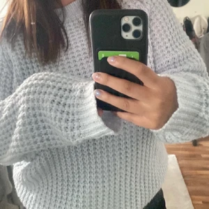 Stickad tröja - Stickad tröja som jag inte använder då jag inte tycker färgen passar mig. Färgen på tröjan ser ut som på andra bilden! 80 kronor + frakt 