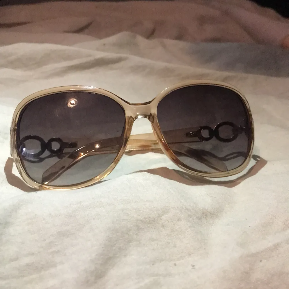säljer ett helt par nya oanvända vintage solglasögon. köpta för 129 från lindex. mitt pris från 100 men pris kan alltid diskuteras. Accessoarer.