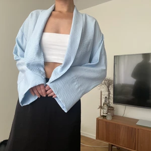 Oanvänd blus - Två knappar så går att stänga. Helt oanvänd! Såå fin babyblå färg, perfekt till sommaren