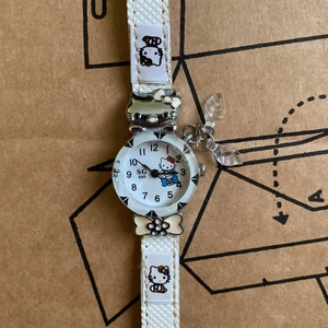 hello kitty sanrio klocka - jättesöt hello kitty klocka!    *TRYCK INTE PÅ ”Buy” KNAPPEN* Har ingen bankid kopplad så kan ej få din betalning! 