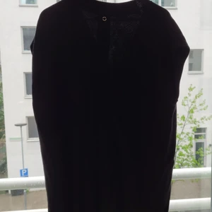 Armlös koffta  - Armlös svart kofta från Stockholm