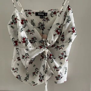 Topp - Helt ny med taggar  Frakt tillkommer 