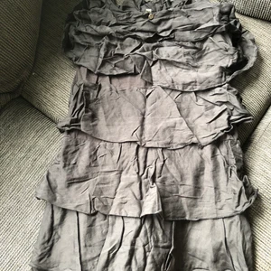 Supersöt volangklänning - Jättefin svart volangklänning i storlek 34. Aldrig använd. Supersöt på.