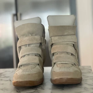 Isabel Marant Bekett Wedge Sneakers - Beiga Isabel Marant Wedge Sneakers. Sparsamt använda. Storlek 39.  Låda finns kvar. Köpta på MyTheresa.   