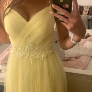 Helt ny!! gul balklänning - Säljer min suuuperfina balklänning som är HELT ny !!! Märket är Mascara London, nypris 2000kr plus frakten🥲 true to size, går att spänna hur man vill ju ryggen. hör av er om ni undrar nåt/vill ha fler bilder! Finns i Göteborg om man vill prova den:)
