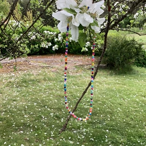 Halsband - 💫Färgglatt halsband med pärlor. Det passar fint till sommaren!💫