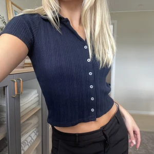 Marinblå topp - Säljer min marinblåa topp från Brandy Melville!💞 