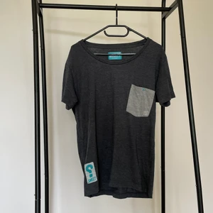 T-shirt  - Din lokala garderob skickar med PostNord för 59 Kr. Ni står för kostnaden av frakt. 
