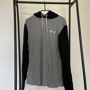 Långarmad T-shirt  - Din lokala garderob skickar med PostNord för 59 Kr. Ni står för kostnaden av frakt. 