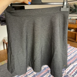Kjol  - Grå kjol i storlek S. Lite stor i storleken tycker jag men den sitter ändå fint. Märket är Hampton republic ❤️  Frakt 52 kr
