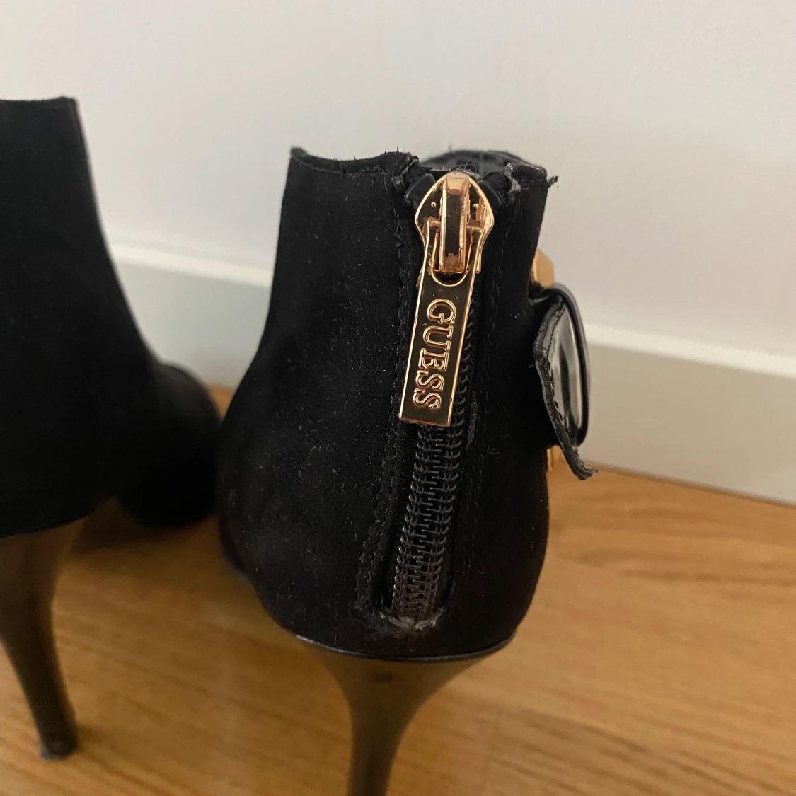 GUESS klackar i mocka  - 91