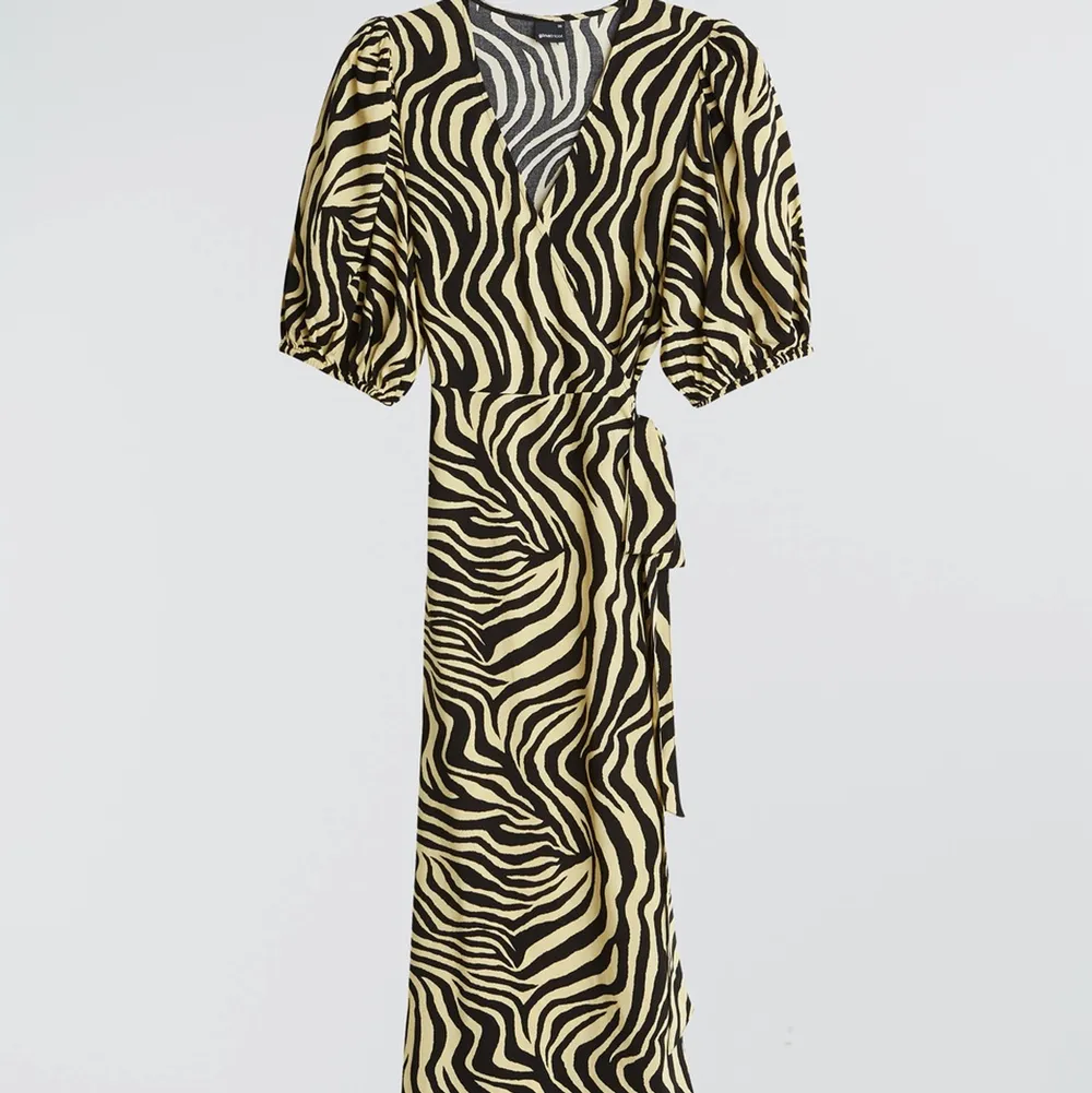 Säljer denna superfina klänning från Gina tricot som är slutsåld. Aldrig använd och prislappen är kvar!⚡️⚡️ köparen står för frakten:). Klänningar.