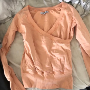 Korall tröja  - Super fin korall tröja i storlek xs. Är använd en gång då jag inte klädde färgen. 