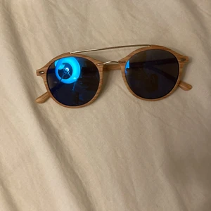 Solglasögan från kreta - Köpta på kreta. Gjorda av plast med trä-liknande mönster. Blått glas. 