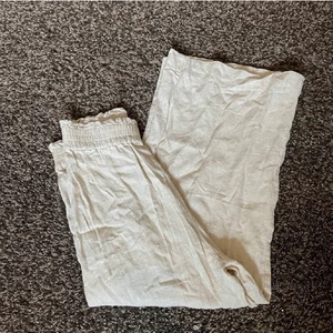 linnebyxor - Säljer dessa korta, wida linnebyxor från Gina Tricot i strlk 32, passar bra på någon som är väldigt kort !☀️⛱🕶Köp direkt för 65 kronor! 