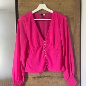 Rosa topp - Rosa topp med knappar och fina ärmar. Nyskick
