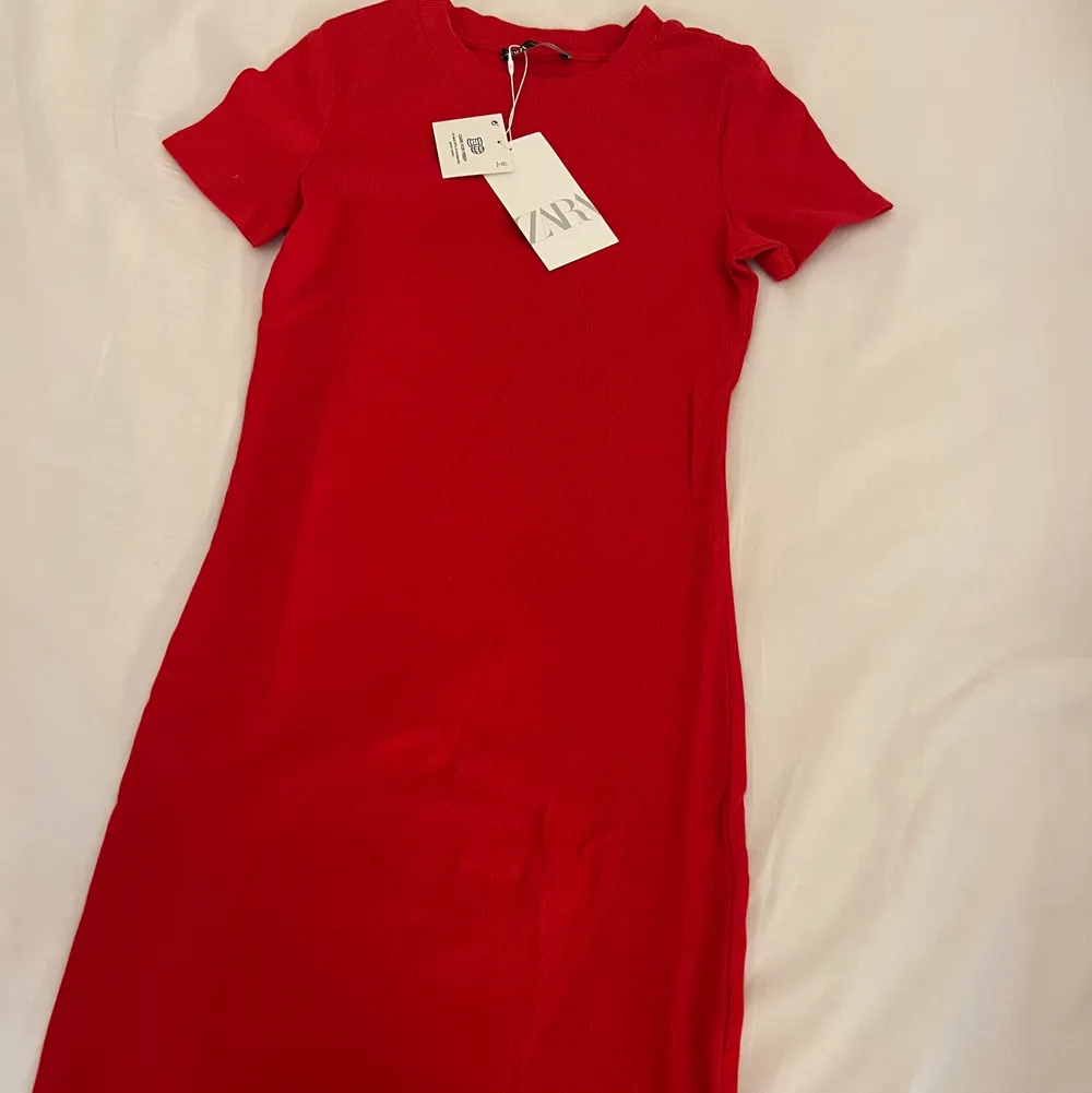 Röd tshirt klänning från zara som är helt oanvänd i storlek XS❤️. Klänningar.