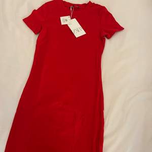 Röd tshirt klänning från zara som är helt oanvänd i storlek XS❤️