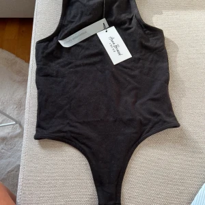 NA-KD body - En helt oanvänd body från NA-KD som är väldigt fin. Säljer denna för har inte fått användning för bodyn.💕