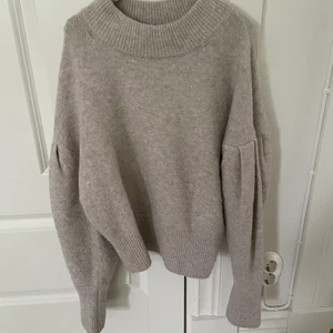 stickad tröja - Super gullig stickad tröja med lite puffärmar från H&M. Har för lite användning för den här fina tröjan, tyvärr!