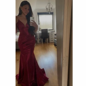 Balklänning - Säljer denna jättefina balklänningen som endast är använd några timmar! Den är i fint skick och i storlek XS. Pris diskuteras! Nypris 2 200kr.