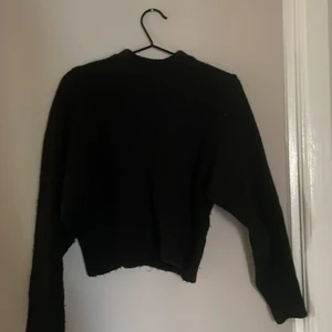 Svart stickad tröja Monki - En svart stickad tröja från Monki. Inga defekter, i storlek XXS men passar mig som vanligtvis är S. Priset kan diskuteras, så kontakta mig vid intresse. Pris: 40kr
