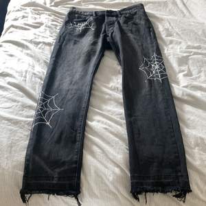 Riktig snygga graphics jeans som passar snyggt till allt 9/10 kvalite de är några pärlor som fallit av men fortfarande inga skador till jeansen skönt tyg och väldigt bekväma på kom dm för mer