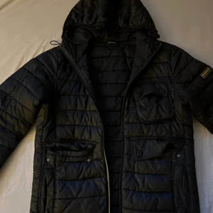 Barbour International Jacka - Storlek Small. Inga fläckar eller något sånt. Köpt ny från Stass. Enda nackdelen med jackan är att dragkedjan tyvärr inte går att stänga, men det går säkert att fixa. Men där av priset på jackan. Köpt ny för 2500kr. 500kr fler intresserade=högst bud