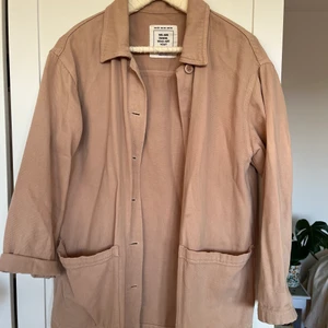 Oversize jacka - Jättesnygg oversize jacka från Pull & Bear. Beige färg i lite tyngre tyg, storlek XS men passar mig som brukar ha S/36 också! 