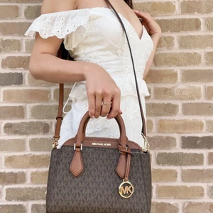  michael kors väska  - Två i en michael kors väska som är använd få par gånger. Men den ser ut som ny. Den är köpt för 4000kr men säljer den för 2800kr. Skriv privat för fler bilder.  Köparen står för frakten. 