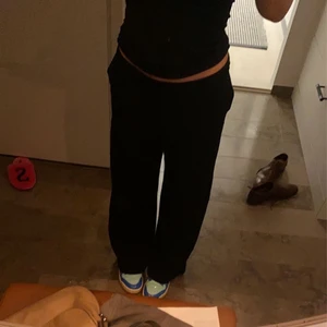 Zara linnebyxor i S - Svarta vida linnebyxor från zara i stolek S! Passa säker M också! I toppen skick! Dom passar ungefär mellan dom som är 162-168cm 🤷🏽‍♀️