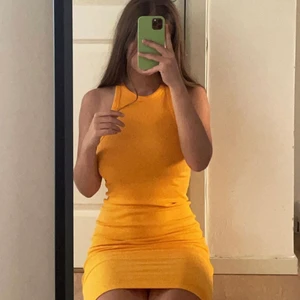 Zara Klänning - jag köpte den förra sommaren och har aldrig haft den på mig någonstans ute, bara en eller två gånger hemma när jag ville ta en fin bild, så den är som ny