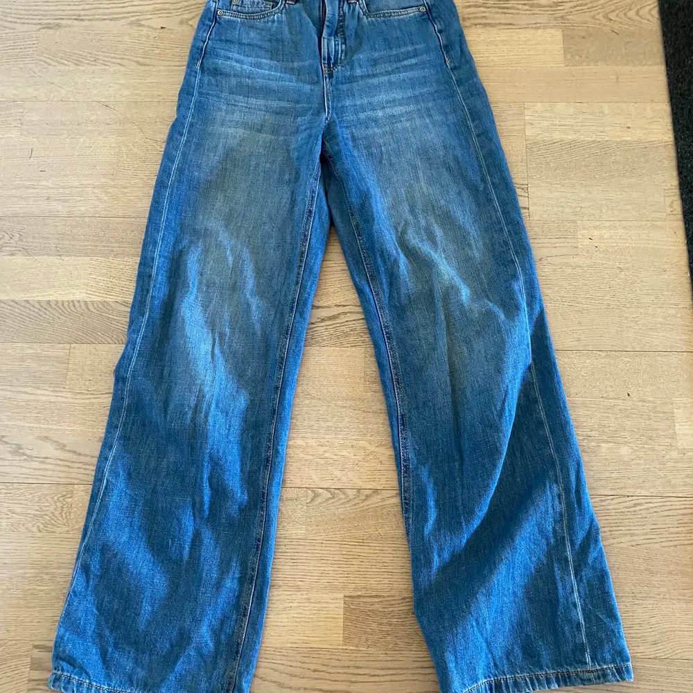 Snyggt slitna jeans stl 34. Jeans & Byxor.