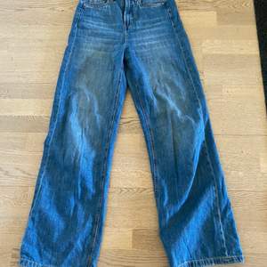 Snyggt slitna jeans stl 34