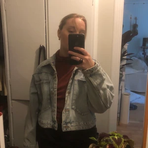 Jeansjacka - Säljer min jeansjacka från Zara! Använd ett fåtal gånger och i så fint skick!!!!