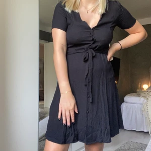 Envii klänning - En svart klänning i väldigt luftigt och skönt material🖤 klänningen är för liten för mig därav jag satt en säkrhetsnål vid bysten på första bilden. Men ville visa hur den ser ut på🌟