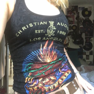 Ed Hardy linne - Asballt linne från ed Hardy. Fint tryck med paljetter, några få paljetter saknas men annars är det i bra skick:). Skriv om du har några frågor💕 