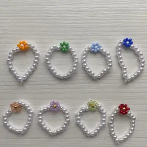 Säljer dessa superfina ringar med blommor! Det är gjorda på elastisk tråd, så passar alla✨ Går även att få i andra färgkombinationer om så önskas💙💜💗💛💚 Priset är per ring! Frakt tillkommer! Hör av dig vid frågor😇! 