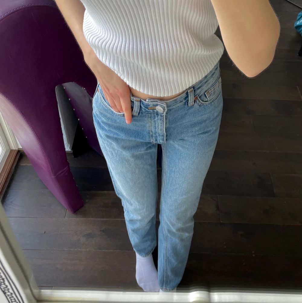 Säljer dessa fina blåa jeans från Zara. Säljer dom då jag tycker dom är lite korta. Dom är inte överdrivet använda och i fint skick. Storlek 32.. Jeans & Byxor.