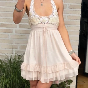 Klänning - Säljer min favoritklänning, så unik och sagolik💝 märke och storlek är okänt men skulle säga XS-L då den har både stretch och band att knyta:) möts upp i Fridhemsplan eller fraktar!