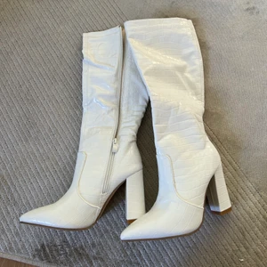 Klackar  - Vita klackar  Oanvända, bara testat men var lite för små 