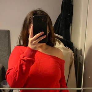 NA-KD tröja  - Jag är S/M och storleken är XXS men den passar mig bra! Skumt haha