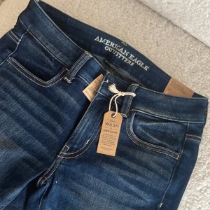 Helt nya jeans - Helt nya. Storlek 2 som bör motsvara S